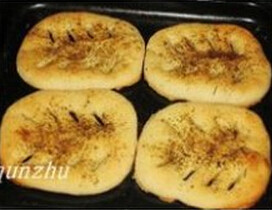 迷你叶型烤饼,将烤盘放入已经预热好的烤箱中层，200度烤制20分钟即可