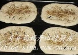 迷你叶型烤饼,再用刀划出对称的斜口，用手轻轻的将面皮周边拉拉，使切口张开；再最后发酵20分钟左右