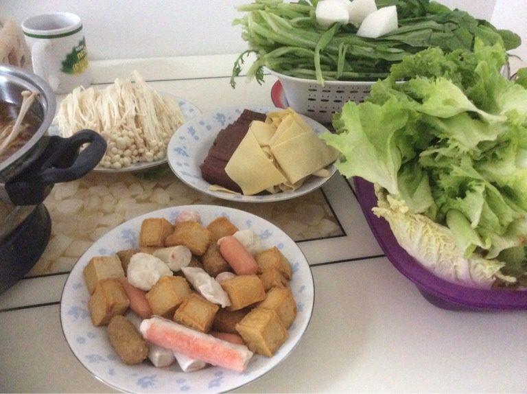 羊排火锅,炖的时候涮锅的材料都准备好了