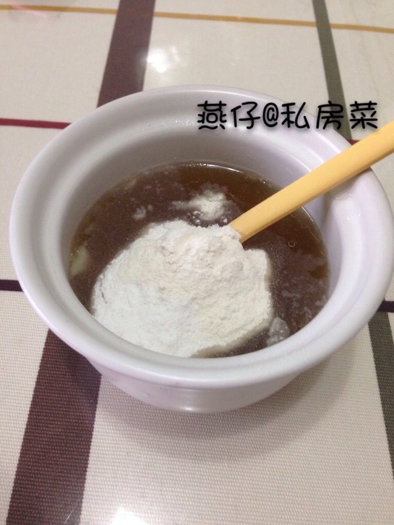 青菜米糊（宝宝辅食）,如图在<a style='color:red;display:inline-block;' href='/shicai/ 126853'>香菇老鸭汤</a>里加入<a style='color:red;display:inline-block;' href='/shicai/ 11211'>大米粉</a>，然后搅拌均匀。