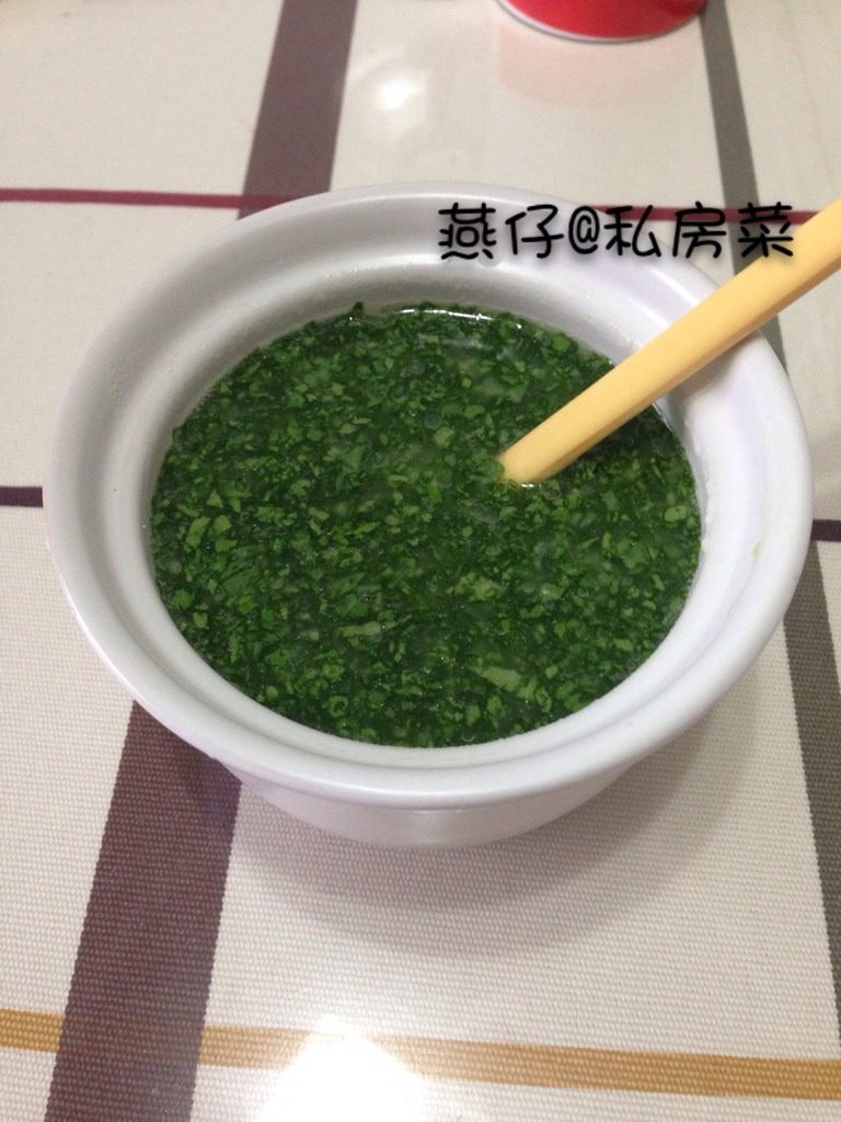青菜米糊（宝宝辅食）,如图加入青菜末，搅拌均匀。