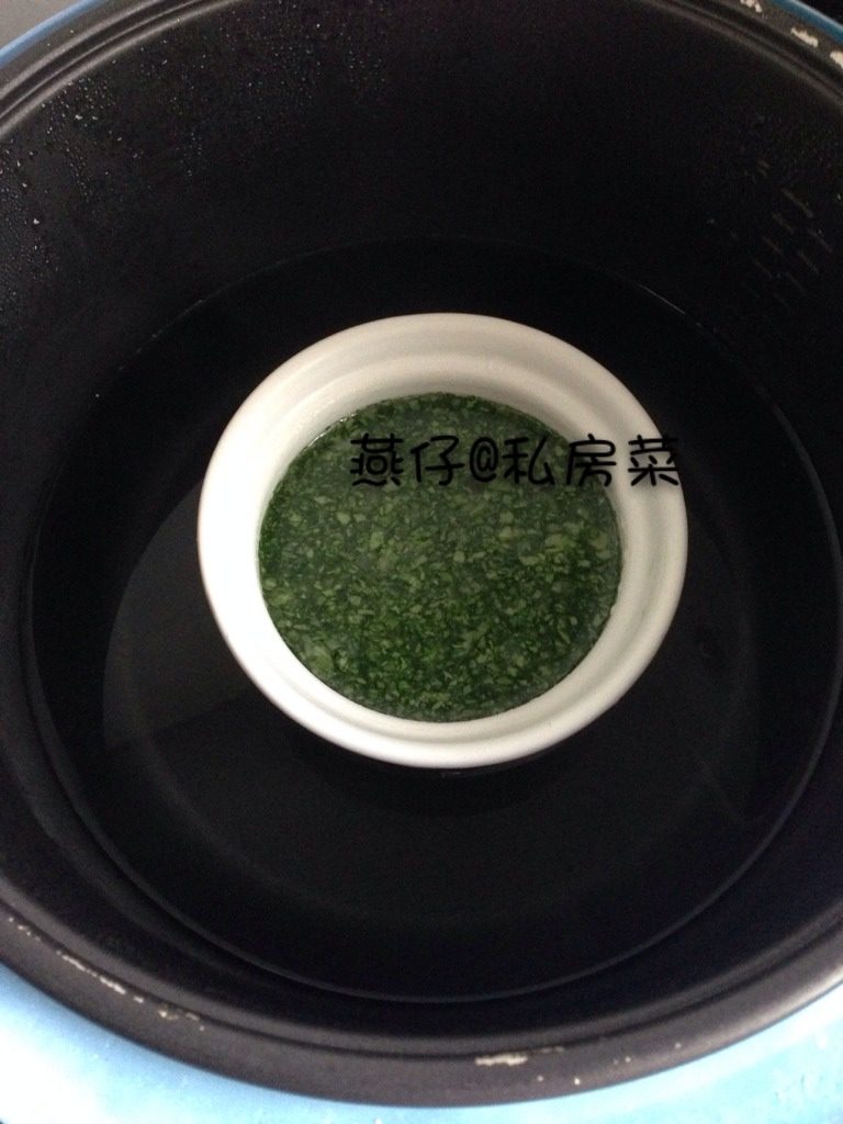 青菜米糊（宝宝辅食）,如图放入锅里炖，要一直搅拌到糊状后，再盖上锅盖炖10分钟，即可。
