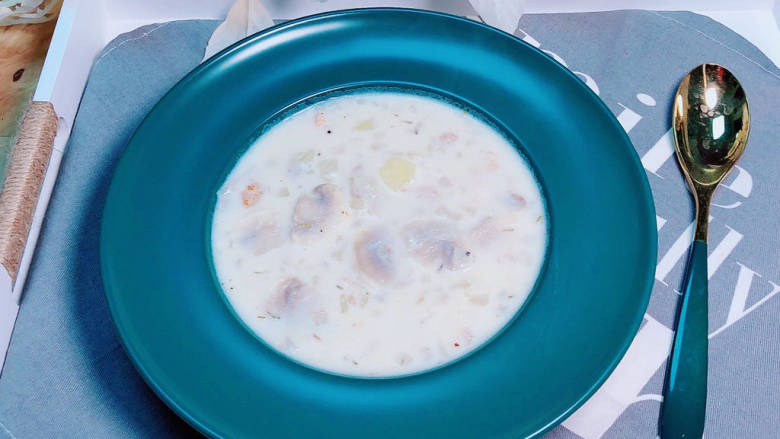 蘑菇鸡肉浓汤,奶香浓郁的鸡肉蘑菇浓汤就上桌了!