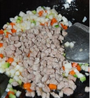 山药炒肉丁,翻炒片刻后加入炒好的肉丁，炒匀后加盐和<a style='color:red;display:inline-block;' href='/shicai/ 10588'>糖</a>调味后即可出锅