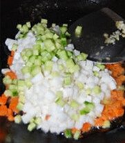 山药炒肉丁,再起油锅，先入胡萝卜丁，后入山药和黄瓜丁，