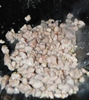 山药炒肉丁,油锅烧热，入蒜末爆香，再入肉丁，迅速翻炒至变色，加少许<a style='color:red;display:inline-block;' href='/shicai/ 718'>料酒</a>再略翻炒即出锅