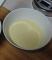 奶酪核桃司康,蛋打散取50克加淡奶油搅匀。面粉加糖加盐混合均匀