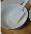 奶酪核桃司康,酵母溶于35度左右温牛奶中,静置8分钟