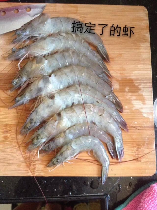 私房～～蒜蓉虾,可以先用剪刀剪开壳再用刀划开虾肉