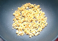 韭菜盒子,将鸡蛋打散,炒熟备用,粉丝用凉水浸泡