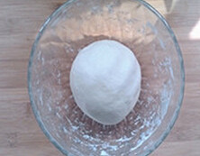 韭菜盒子,中筋面粉加热开水,揉成面团。用保鲜膜盖上,搁置一旁醒30分钟