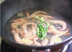 白灼虾,放入虾，用中火煮1分钟捞起控干水份，摆盘