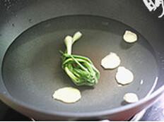 白灼虾,锅内放入清水，姜片，<a style='color:red;display:inline-block;' href='/shicai/ 3232'>香葱</a>打成结，倒入适量<a style='color:red;display:inline-block;' href='/shicai/ 718'>料酒</a>烧开
