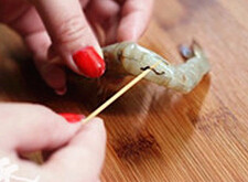 白灼虾,将<a style='color:red;display:inline-block;' href='/shicai/ 300'>虾</a>剪去须脚，挑去<a style='color:red;display:inline-block;' href='/shicai/ 300'>虾</a>线