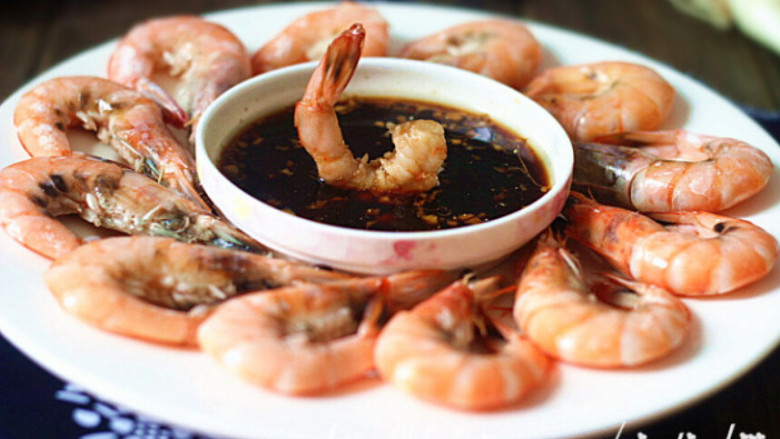白灼虾,将适量<a style='color:red;display:inline-block;' href='/shicai/ 788'>生抽</a> 、适量醋、适量<a style='color:red;display:inline-block;' href='/shicai/ 3738'>芝麻油</a>、适量蒜末、适量盐，调成味汁。蘸虾食用即可