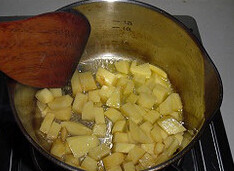 芦笋奶油浓汤,锅里放小块<a style='color:red;display:inline-block;' href='/shicai/ 887'>黄油</a>加热，加入<a style='color:red;display:inline-block;' href='/shicai/ 23'>土豆</a>块翻炒几下