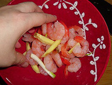 芦笋炒虾仁,虾仁在背上划一下，加点盐、料酒、姜葱、胡椒粉抓匀腌制一会儿