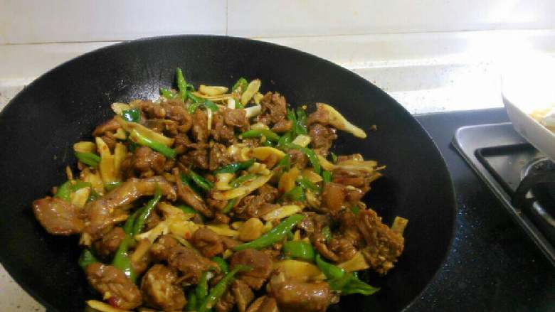 嫩姜爆仔鸭,炒熟青辣椒和姜片后,加入少许盐和鸡精出锅。
