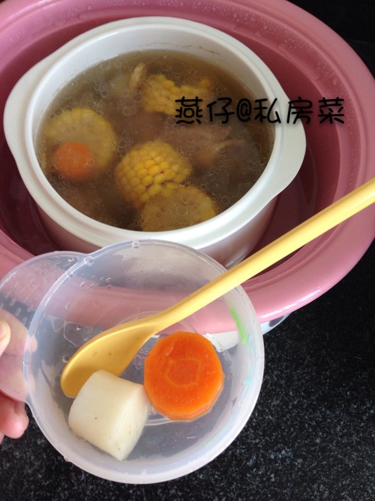 胡萝卜山药面片糊（宝宝辅食）,如图在煲好的汤里，捞出胡萝卜和山药。