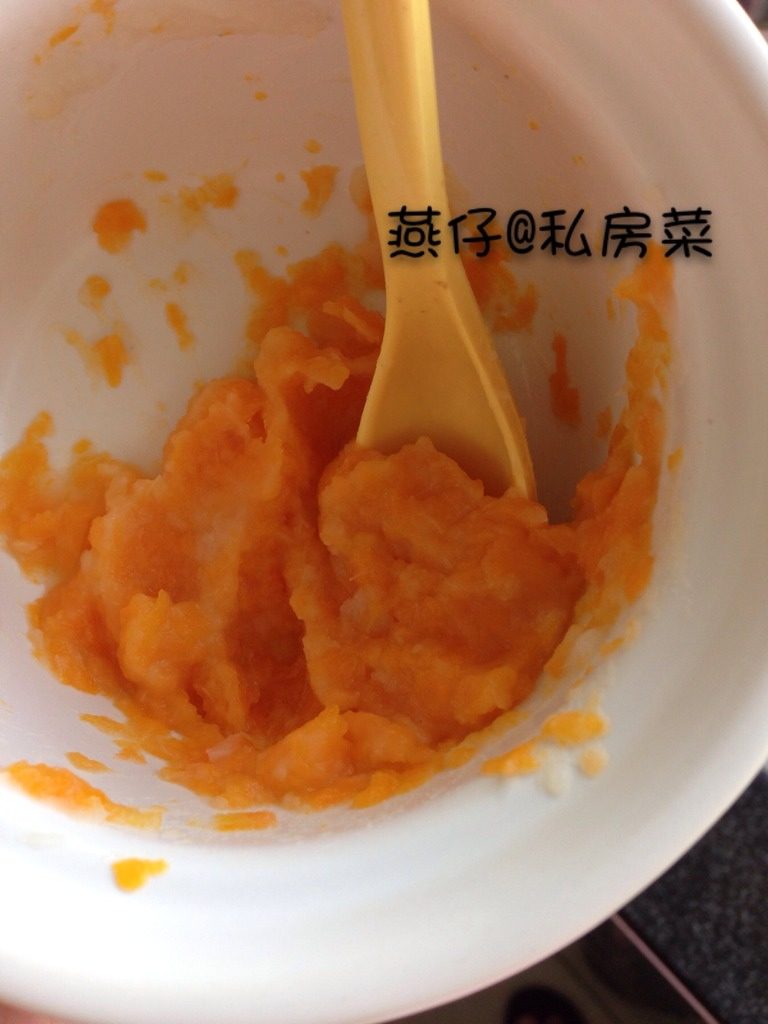 胡萝卜山药面片糊（宝宝辅食）,如图用汤勺捣碎成泥。