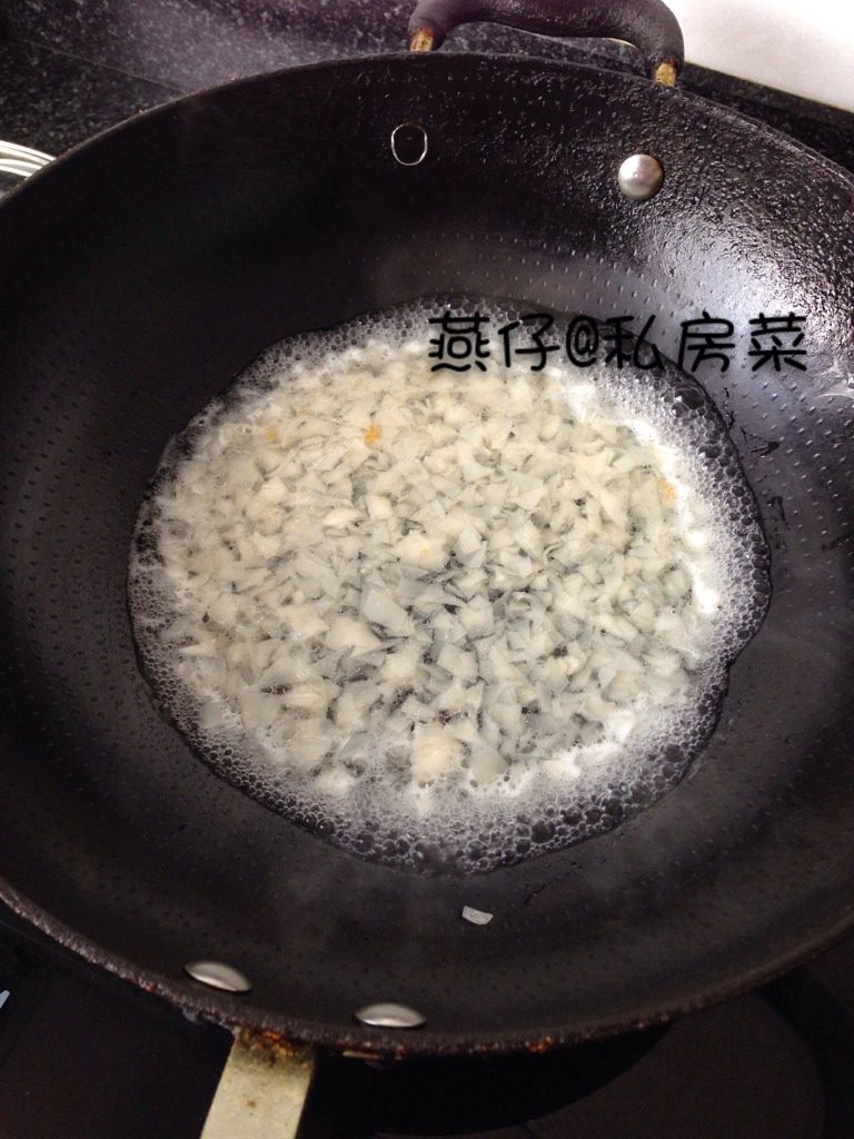 胡萝卜山药面片糊（宝宝辅食）,如图用<a style='color:red;display:inline-block;' href='/shicai/ 18258'>猪骨汤</a>加入面片一起煮3分钟即可。最后加入胡萝卜山药泥，搅拌均匀即可食用。