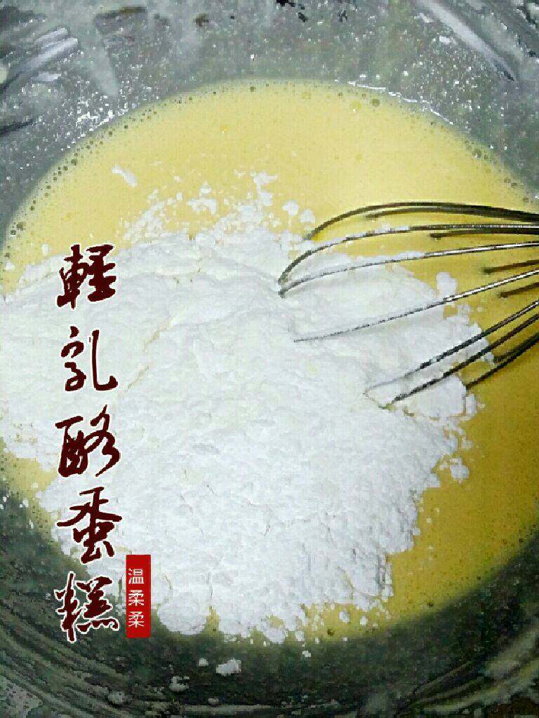 轻乳酪蛋糕,依次加入鸡蛋拌匀,<a style='color:red;display:inline-block;' href='/shicai/ 887'>黄油</a>拌匀,粉类搅拌。