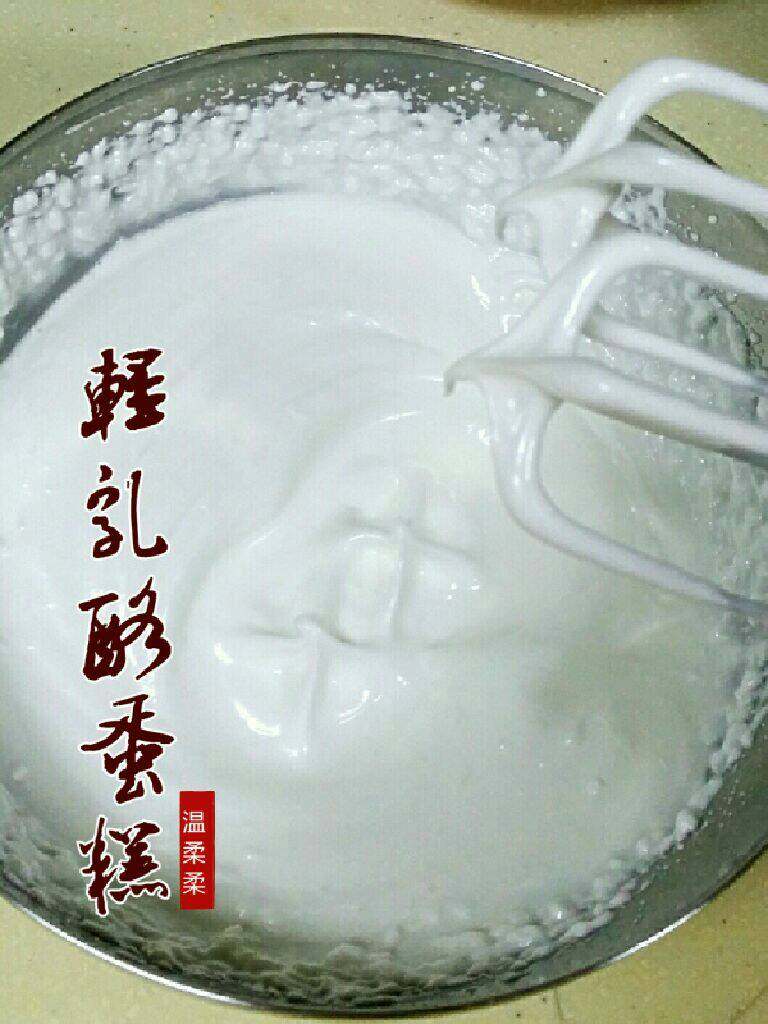 轻乳酪蛋糕,<a style='color:red;display:inline-block;' href='/shicai/ 59093'>鸡蛋清</a>加<a style='color:red;display:inline-block;' href='/shicai/ 10588'>糖</a>打发至湿性发泡。