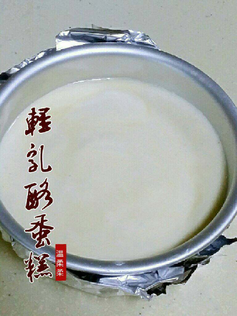 轻乳酪蛋糕,将蛋清和面糊混合,倒入底部包了锡纸的模具中。