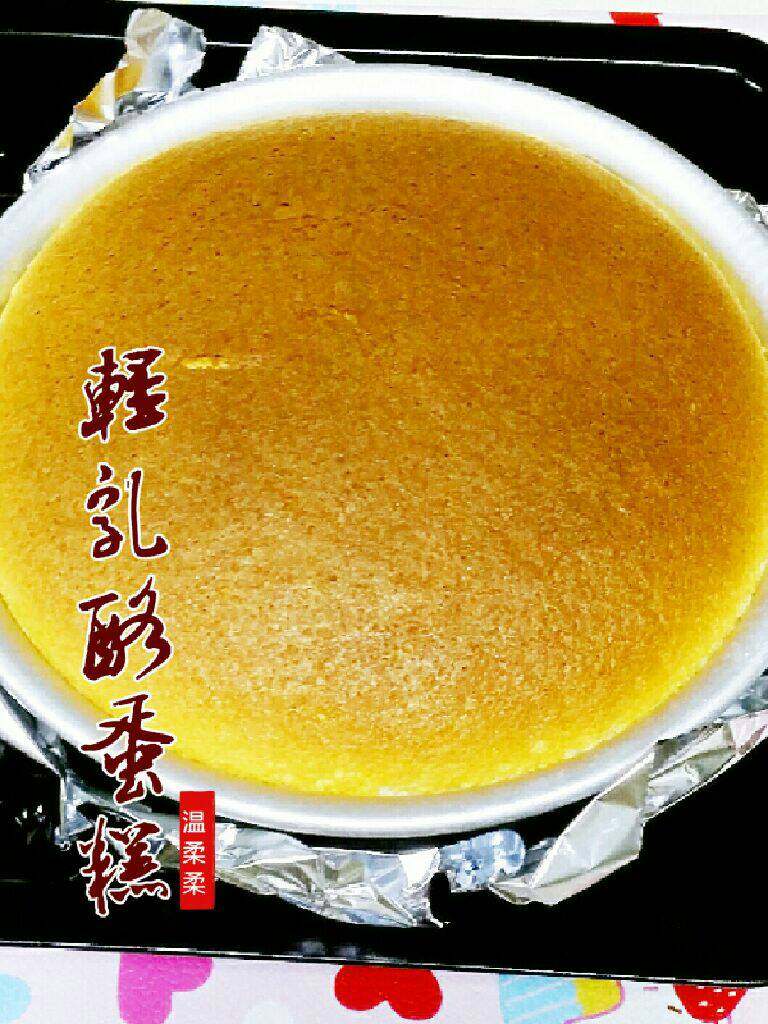 轻乳酪蛋糕,烤箱160度,水烤法烤1小时,图为刚出炉的状态。