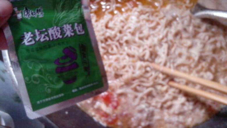 番茄鸡蛋肉丝面,放入一包酸菜包,再放点盐和鸡精胡椒。