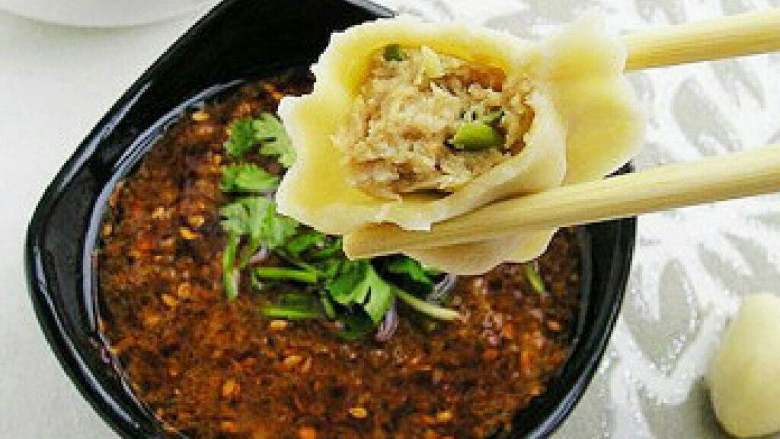 猪肉芹菜饺子,蒸好的饺子可以调配辣椒汁沾着吃。