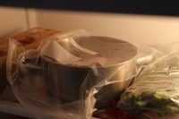 蒜香骨,用保鲜袋包好腌制排骨的小碗,放在冰箱内腌制五个小时,如果希望更入味,也可以腌制更长的时间。在这个过程中,蒜汁会慢慢渗入排骨中,使其具有非常诱人的蒜香味。