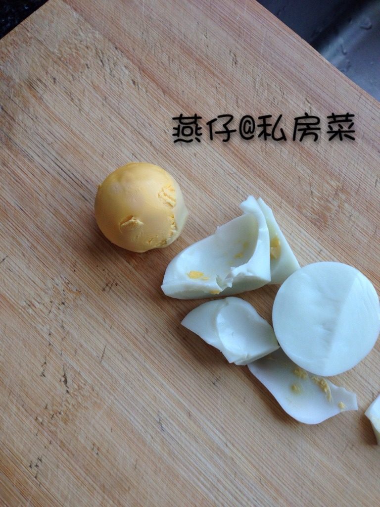 蛋黄泥(宝宝辅食),如图将煮熟的<a style='color:red;display:inline-block;' href='/shicai/ 9'>鸡蛋</a>剥去蛋白。