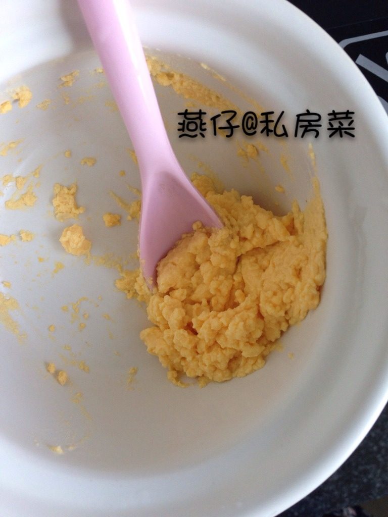 蛋黄泥(宝宝辅食),如图蛋黄用汤勺捣碎,加入一点白开水,调稀一点,就可以食用了。