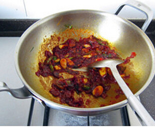 红烧牛肉面,热锅凉油爆香葱姜蒜,下豆瓣辣酱,改小火慢慢煸炒出红油