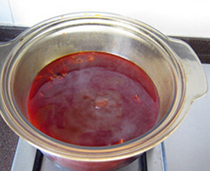 红烧牛肉面,汤汁和牛肉重回锅中,大火煮开后,转小火,加盖焖煮20—30分钟,汤头即成