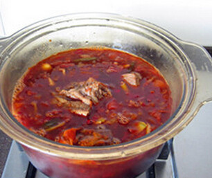 红烧牛肉面,煮至沸腾,转入比较深的炖锅
