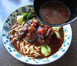 简易红烧牛肉面,煮好面条,摆上青菜,浇上汤头即可