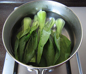 简易红烧牛肉面,<a style='color:red;display:inline-block;' href='/shicai/ 3517'>青菜</a>,放进加了油盐的沸水中汆烫后过凉备用