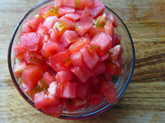 简易红烧牛肉面,倒出牛肉及汤汁,<a style='color:red;display:inline-block;' href='/shicai/ 3551'>西红柿</a>去皮切丁