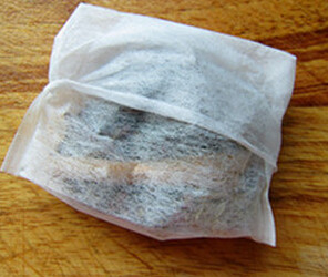 简易红烧牛肉面,<a style='color:red;display:inline-block;' href='/shicai/ 695'>八角</a>，<a style='color:red;display:inline-block;' href='/shicai/ 710'>桂皮</a>，<a style='color:red;display:inline-block;' href='/shicai/ 741'>香叶</a>，<a style='color:red;display:inline-block;' href='/shicai/ 700'>花椒</a>，<a style='color:red;display:inline-block;' href='/shicai/ 3749'>小茴香</a>，葱姜蒜一起放入茶包袋备用