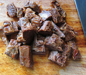 简易红烧牛肉面,取出牛肉冲洗干净,切大块儿