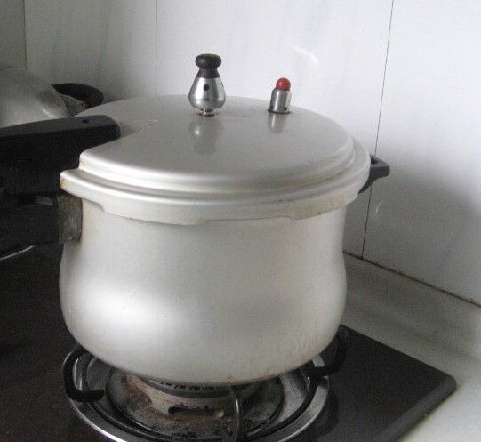 简易红烧牛肉面,花雕酒一起放进高压锅,盖上锅盖上火,大火上汽后转小火压30分钟,关火,自然排气
