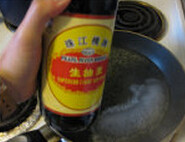 私房红烧牛肉丸,<a style='color:red;display:inline-block;' href='/shicai/ 762'>老抽</a>：<a style='color:red;display:inline-block;' href='/shicai/ 788'>生抽</a>：糖=1:3:6调成红烧汁，加入沸水中