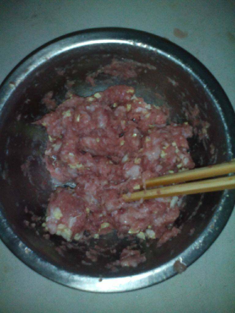 宝宝辅食――猪肉白菜馄炖,大<a style='color:red;display:inline-block;' href='/shicai/ 114'>白菜</a>切丝,再纵向切碎,加盐,用手抓均匀,如果水分多应抓出水来倒掉,葱切粒、倒入肉糜,加少许盐、生抽、姜茸、少许胡椒面搅拌均匀;