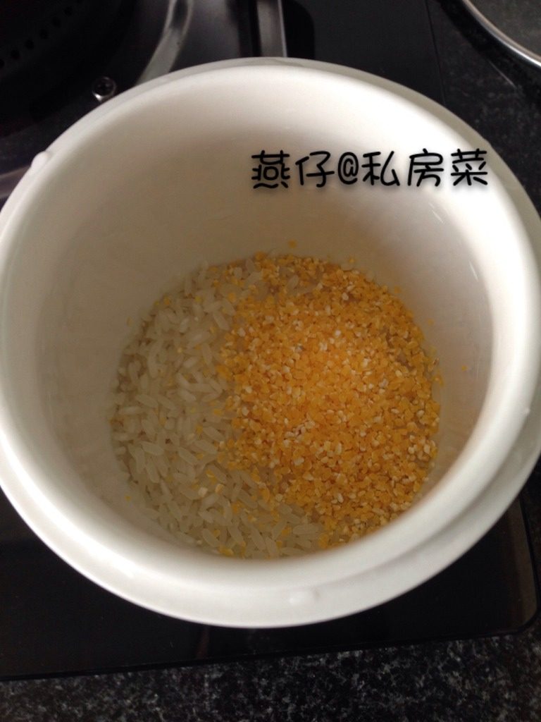 青菜玉米粥（宝宝辅食）,如图准备好<a style='color:red;display:inline-block;' href='/shicai/ 492'>大米</a>和<a style='color:red;display:inline-block;' href='/shicai/ 500'>玉米</a>碎，洗净。