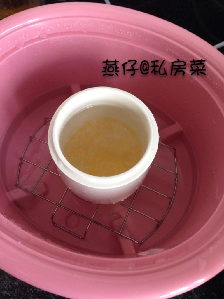 青菜玉米粥（宝宝辅食）,如图加入水，放锅里隔水炖三小时。
