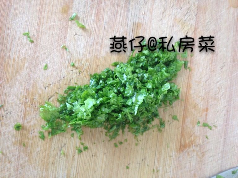青菜玉米粥（宝宝辅食）,如图最后5分钟，放入青菜末搅拌均匀，煮熟即可。