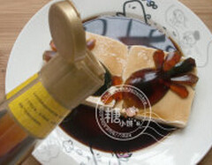 皮蛋豆腐,淋上<a style='color:red;display:inline-block;' href='/shicai/ 847'>香油</a>。摆上<a style='color:red;display:inline-block;' href='/shicai/ 131'>香菜</a>。即可