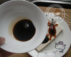 皮蛋豆腐,将皮蛋摆放在蒸好的豆腐上,淋上<a style='color:red;display:inline-block;' href='/shicai/ 692'>酱油</a>醋混合调味汁